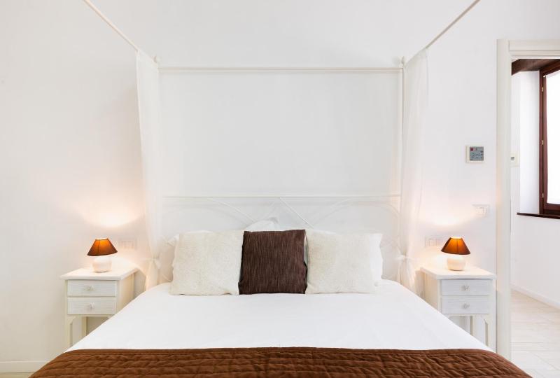 One-Bedroom Apartment image 4