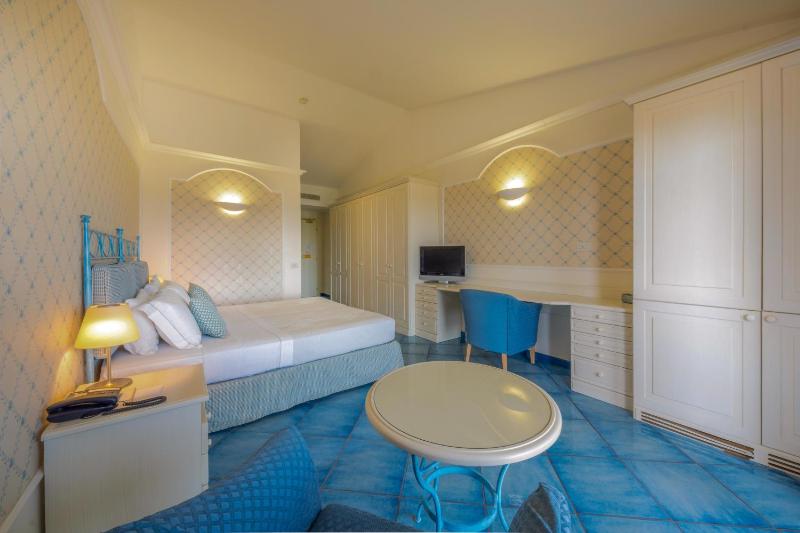 Classic Double or Twin Room image 3