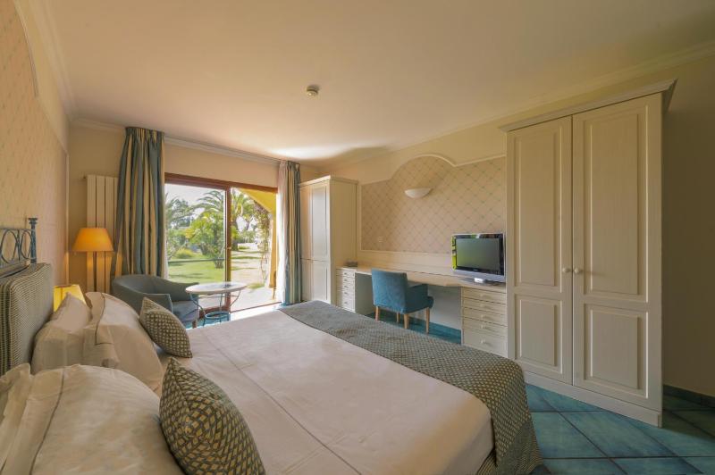 Classic Double or Twin Room image 4