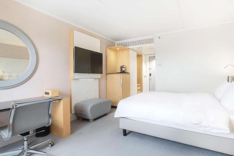 Superior Room with City View - High Floor image 4