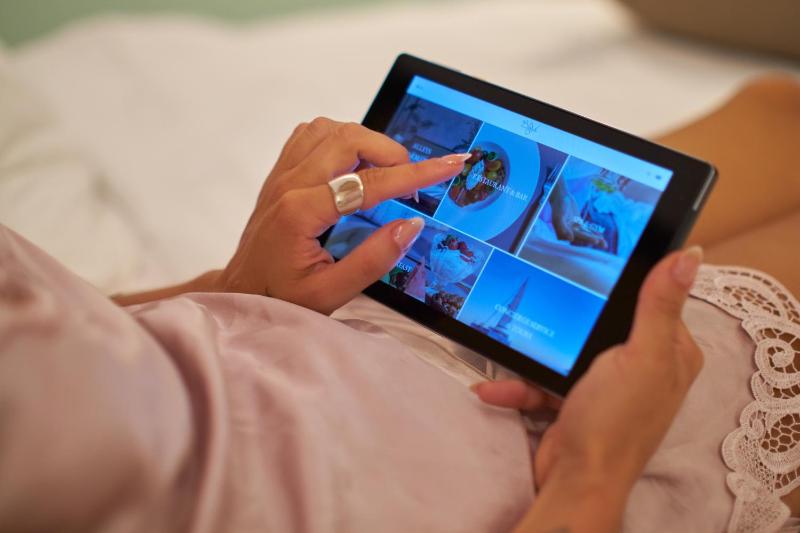 Honeymoon Suite with Heated Plunge Pool & Sea View image 2