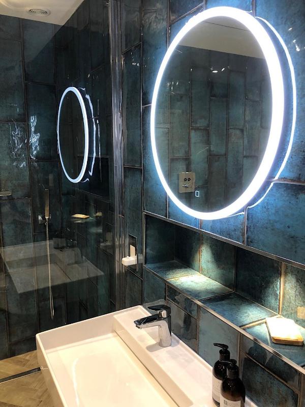 Deluxe King Room image 1