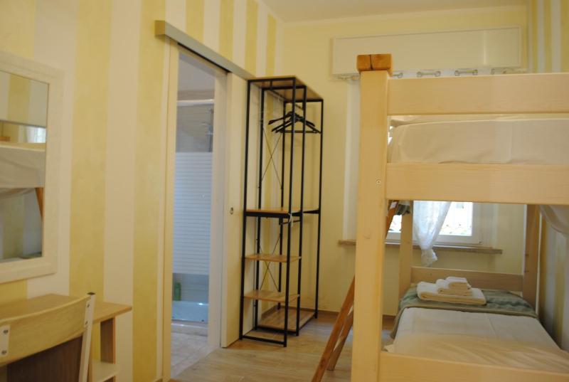 Twin Room with Private Bathroom image 4