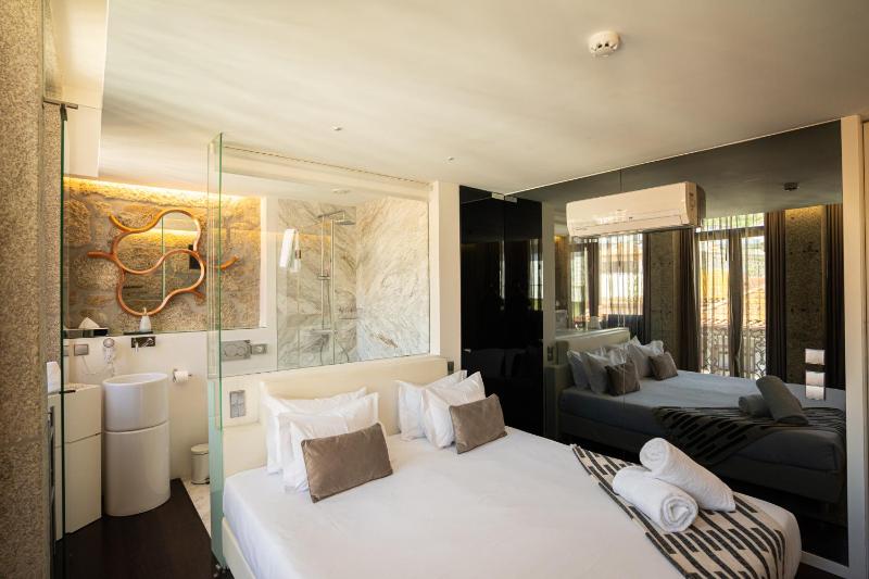 Double Room with Balcony image 2