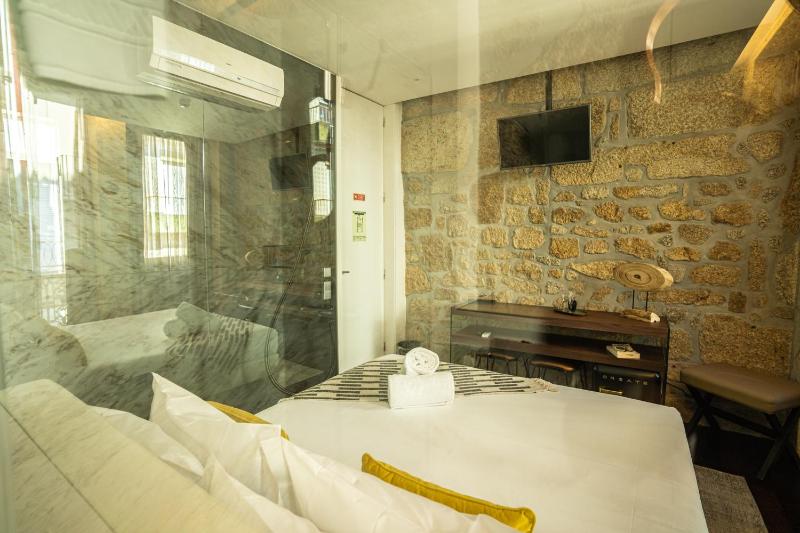 Double Room with Balcony image 4