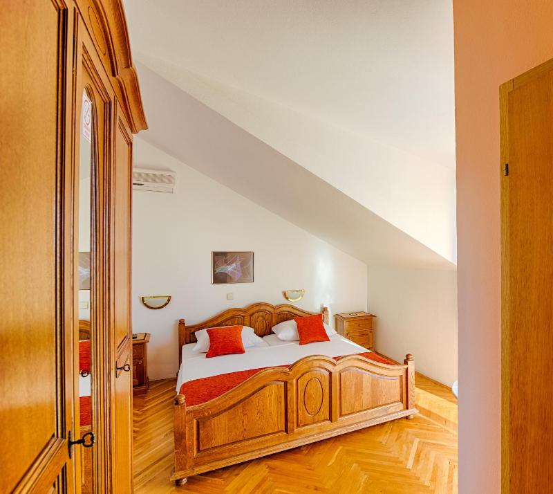 Double Room with Balcony and Sea View image 1