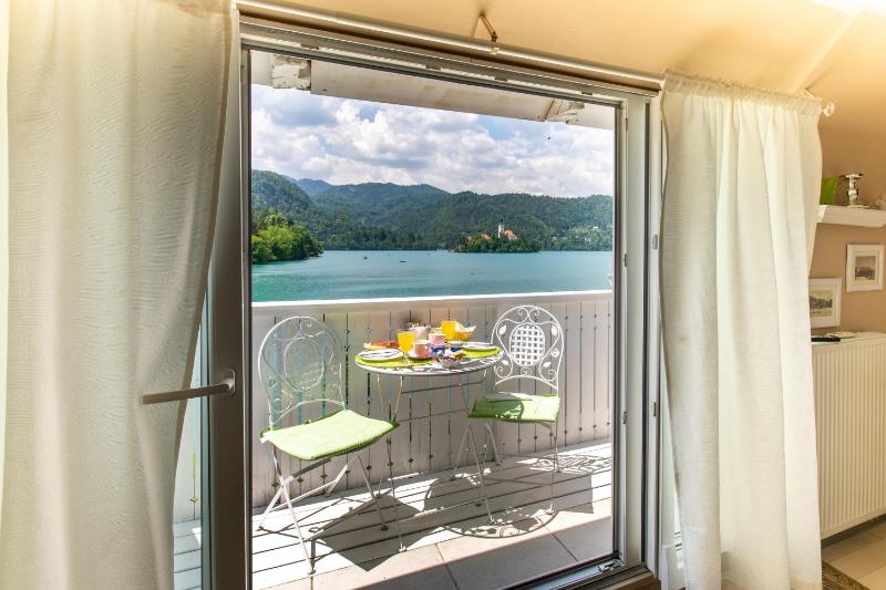 Comfort Double Room with Lake View image 3