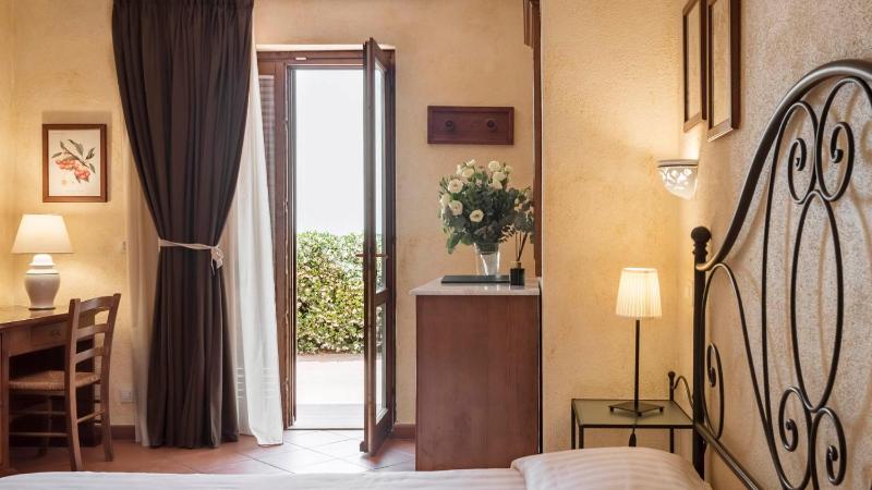 Double Room with Patio image 3