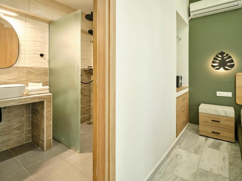 Double Room with Balcony and Sea View image 3