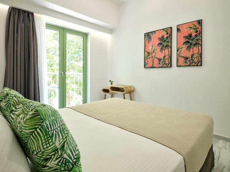 One Bedroom Suite with Sea View Balcony image 3