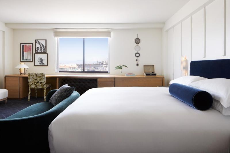 Premium King Room with Tub and Walk-In Shower/Bay View image 4