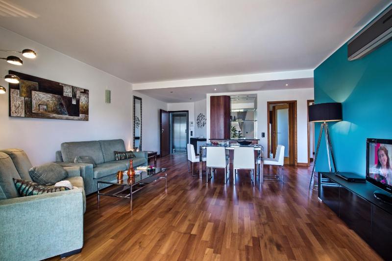 One-Bedroom Apartment image 3