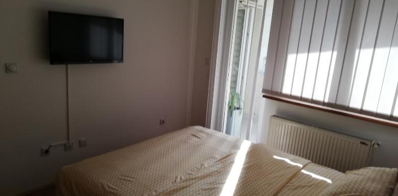 One-Bedroom Apartment image 2