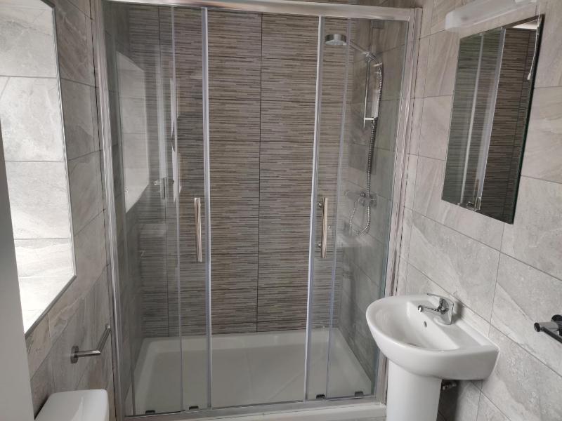 Single Room with Bathroom image 2