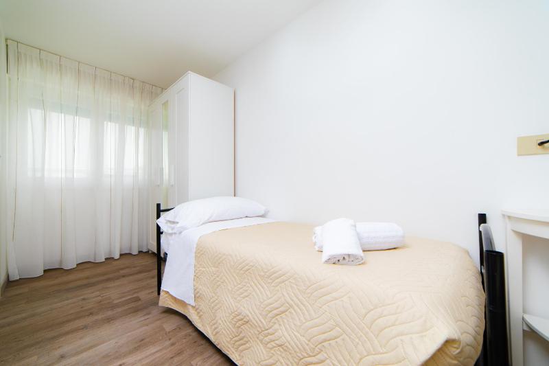 Single Room image 3