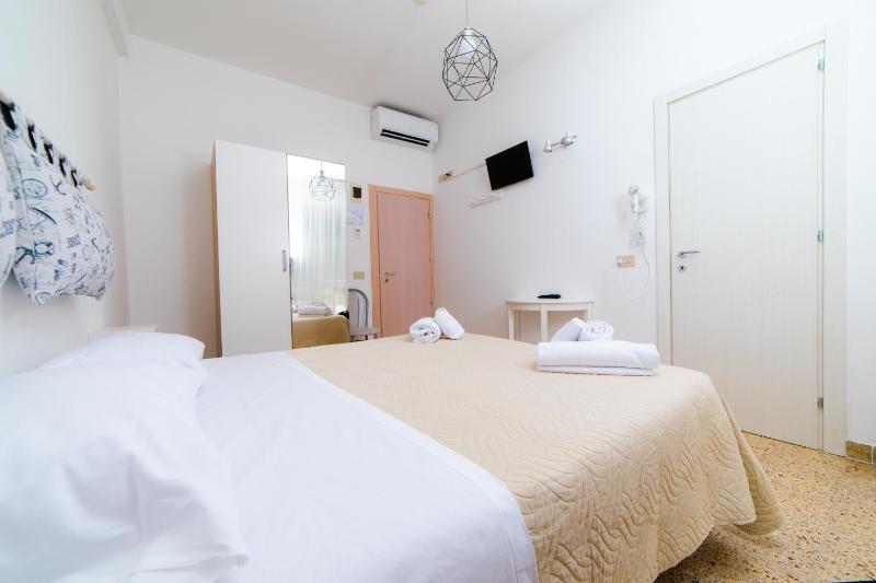 Small Double Room image 3
