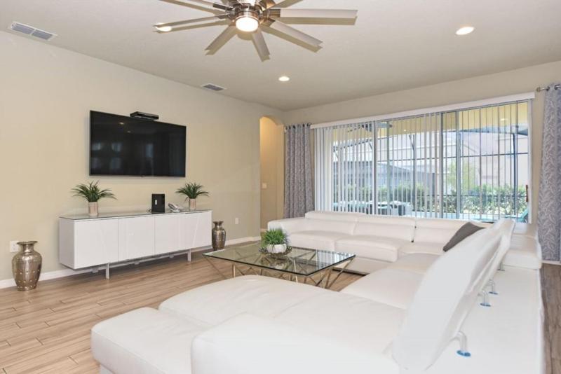 Nine-Bedroom House image 2