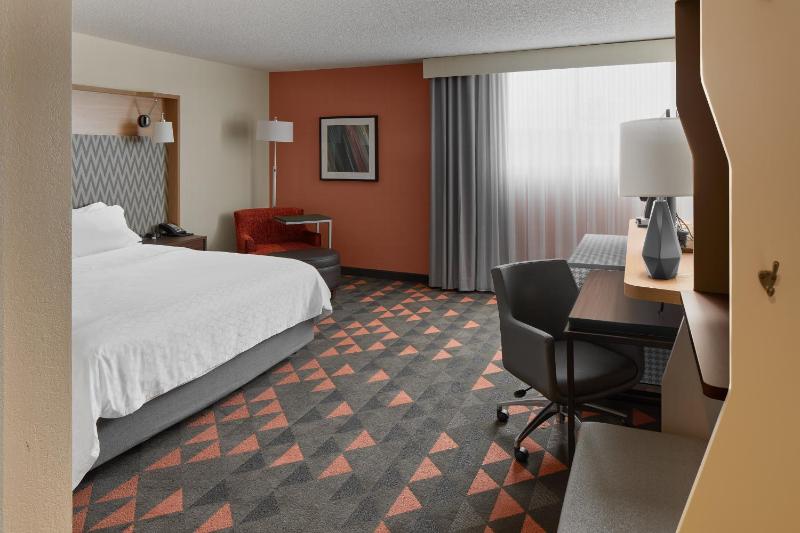 Standard King Room image 3