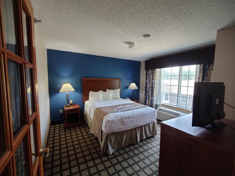 Queen Suite with Two Queen Beds and Sofa - Non-Smoking image 3