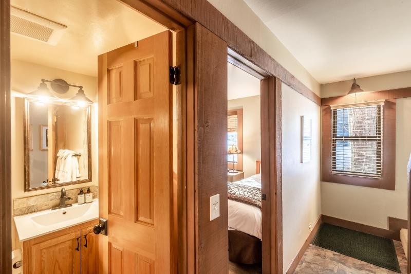 Cozy Aspen Grove 2 bed 2 bath - image 19