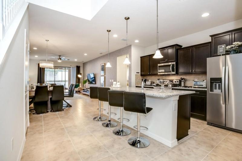 Six-Bedroom House image 2