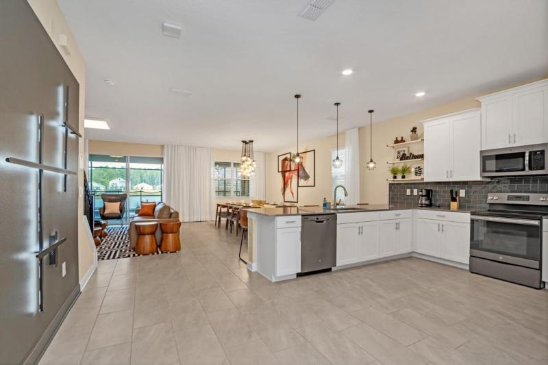 Nine-Bedroom House image 2