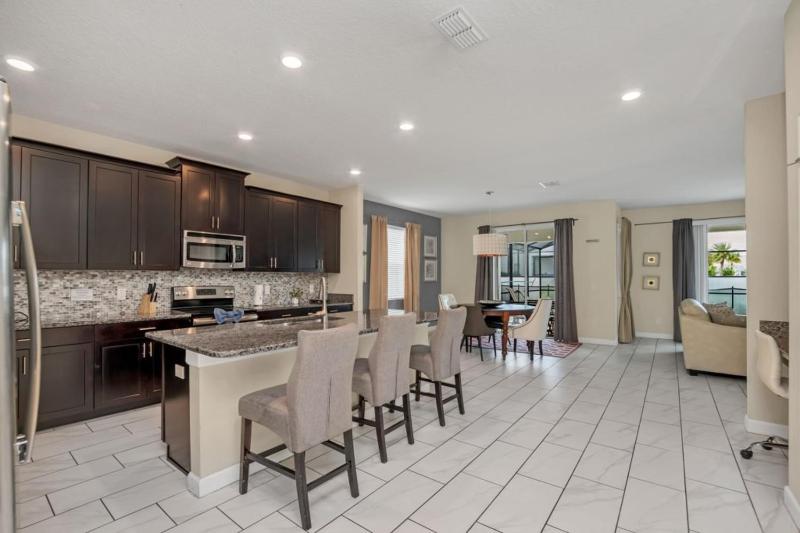 Seven-Bedroom Villa image 2