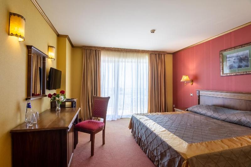 Double Room with Sea View image 4