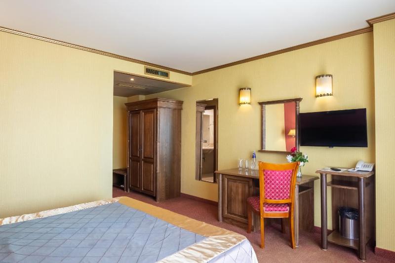 Double Room with Sea View image 3