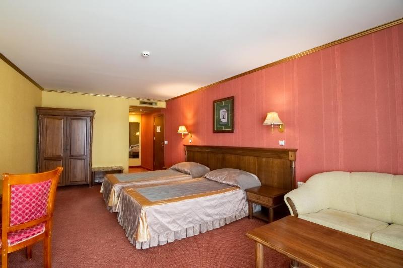 Double or Twin Room with Partial Sea View image 4