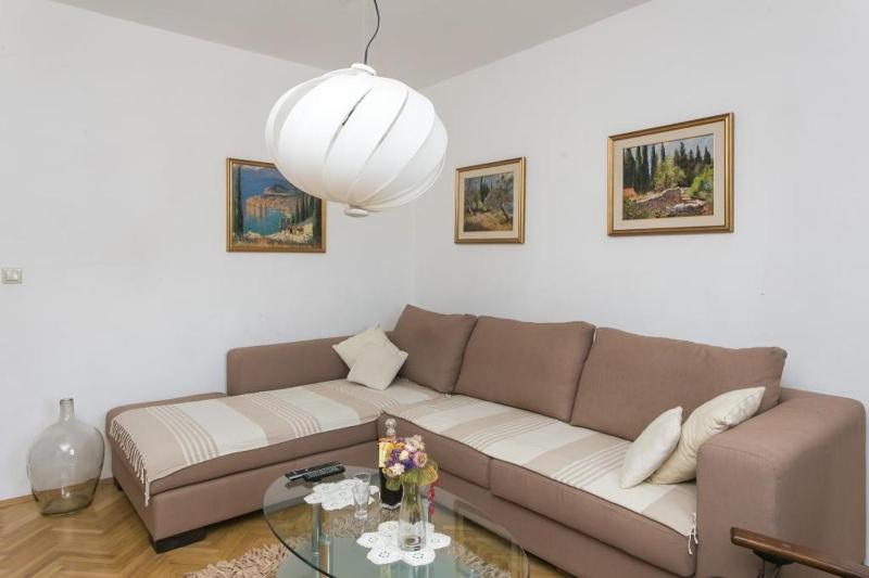 Three-Bedroom Apartment with Terrace and Sea View image 2