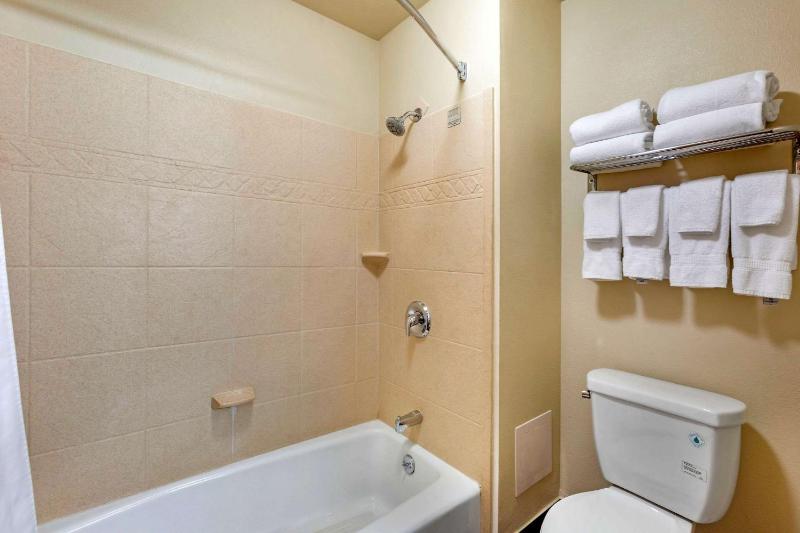Queen Room with Two Queen Beds - Non-Smoking image 2