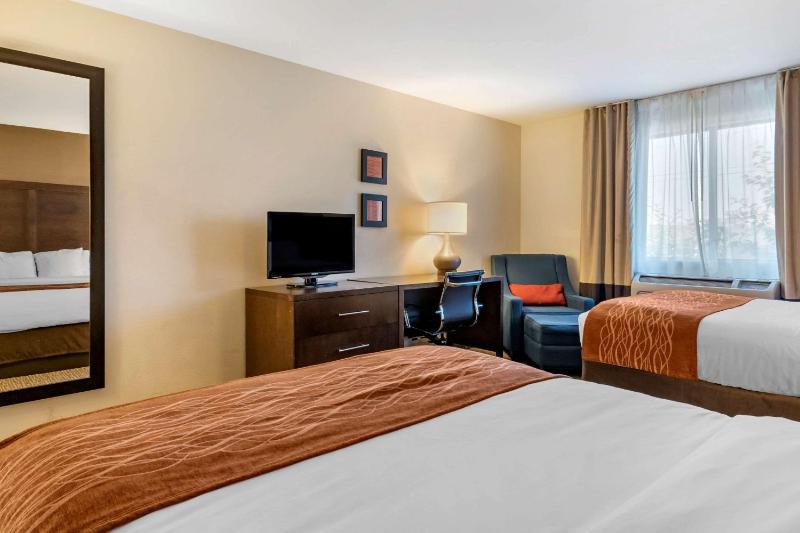Queen Room with Two Queen Beds image 3