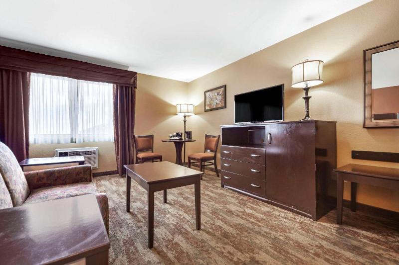 Queen Suite - Non-Smoking image 2