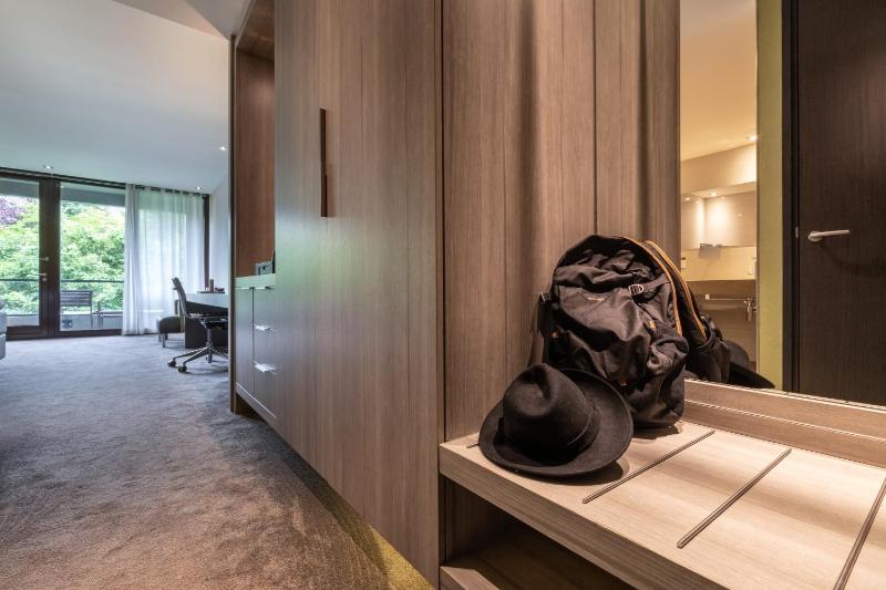 Superior King Room image 3