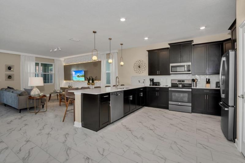 Nine-Bedroom House image 2