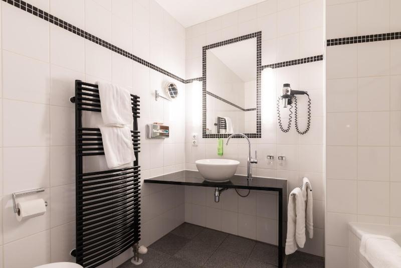 Large Double or Twin Room image 3
