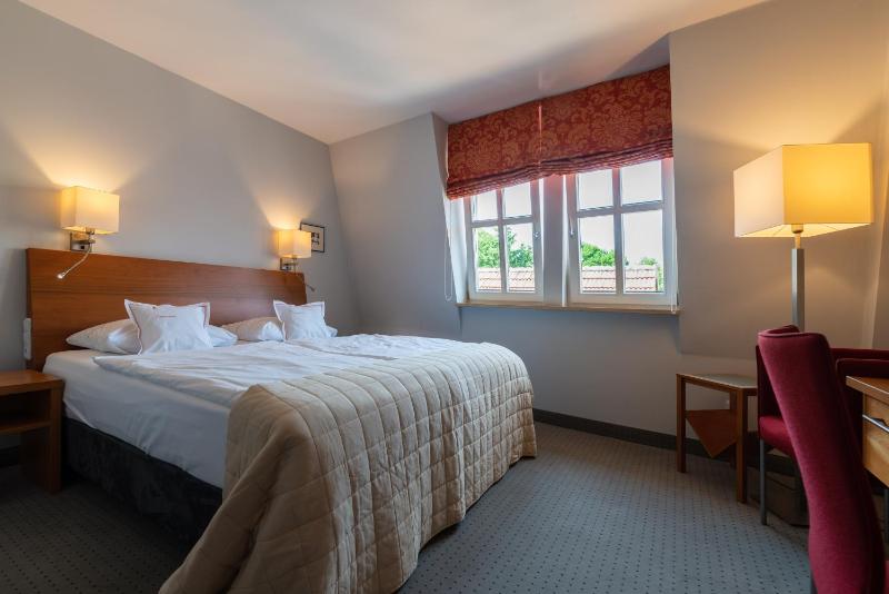 Large Double or Twin Room image 4