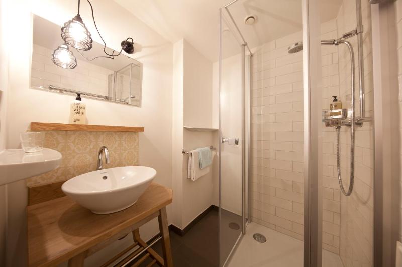 Classic Quadruple Room image 4