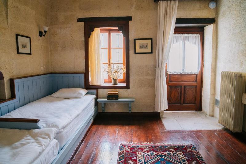 Standard Double Room with Two Double Beds image 2