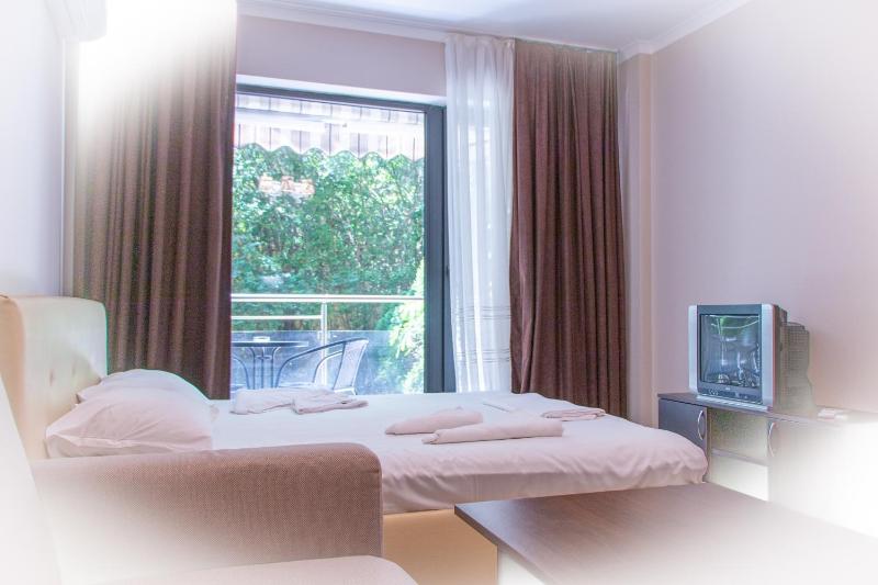 Studio with Balcony (2 Adults + 1 Child) image 4