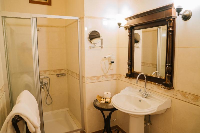 Deluxe Room image 2