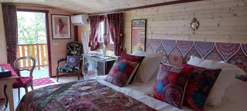 Queen Room with Pool View image 3