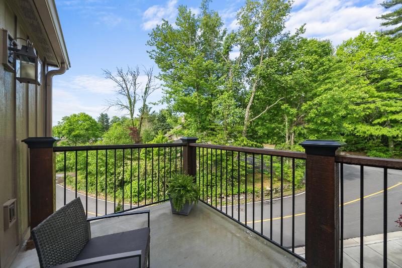 King Suite with Balcony image 4