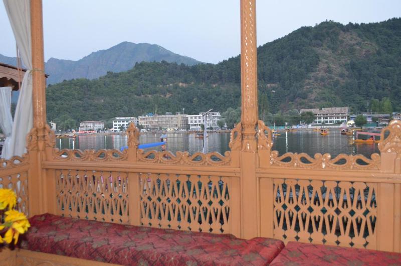 New Alexandra Houseboats - image 5
