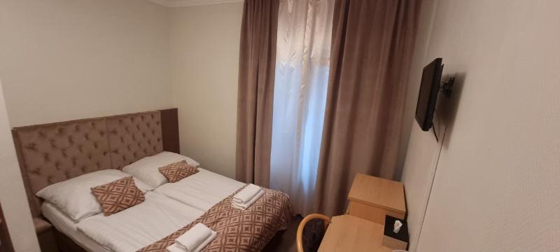 Small Double Room image 4