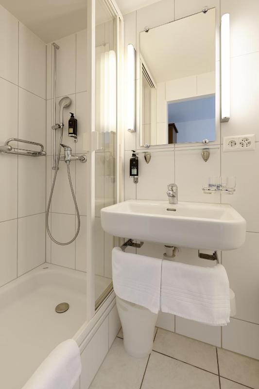 Basic Double Room image 3