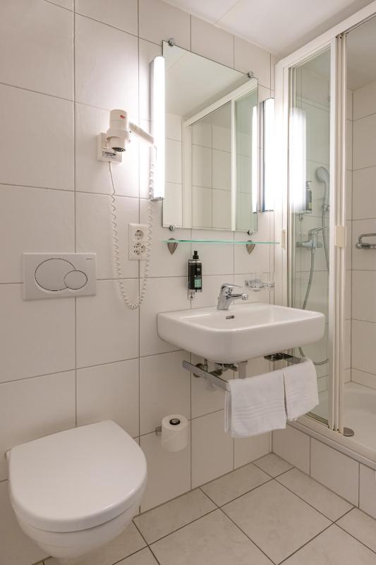 Basic Double Room image 4