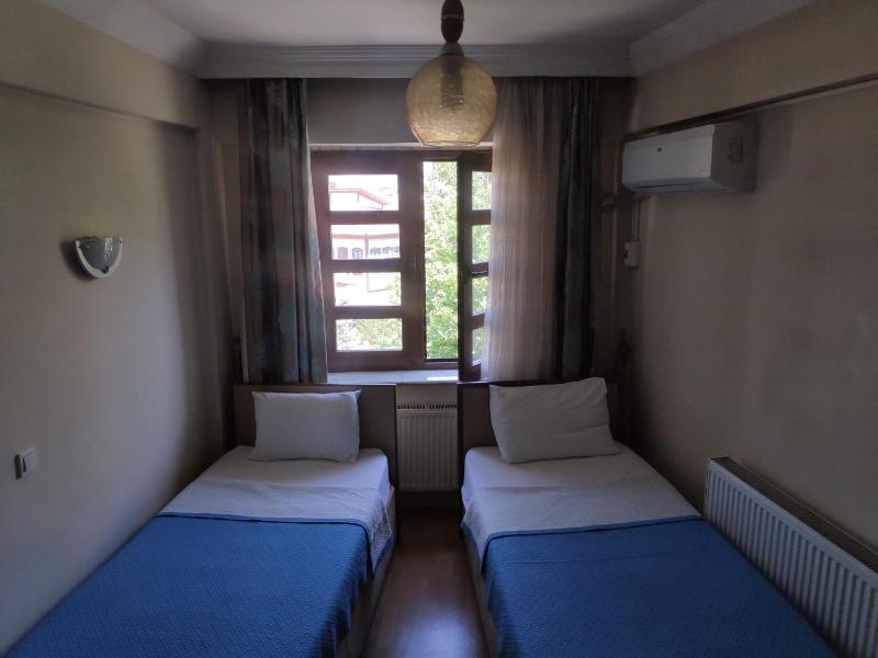 Twin Room image 3