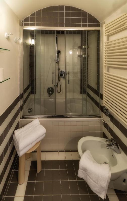 Standard Double Room image 3